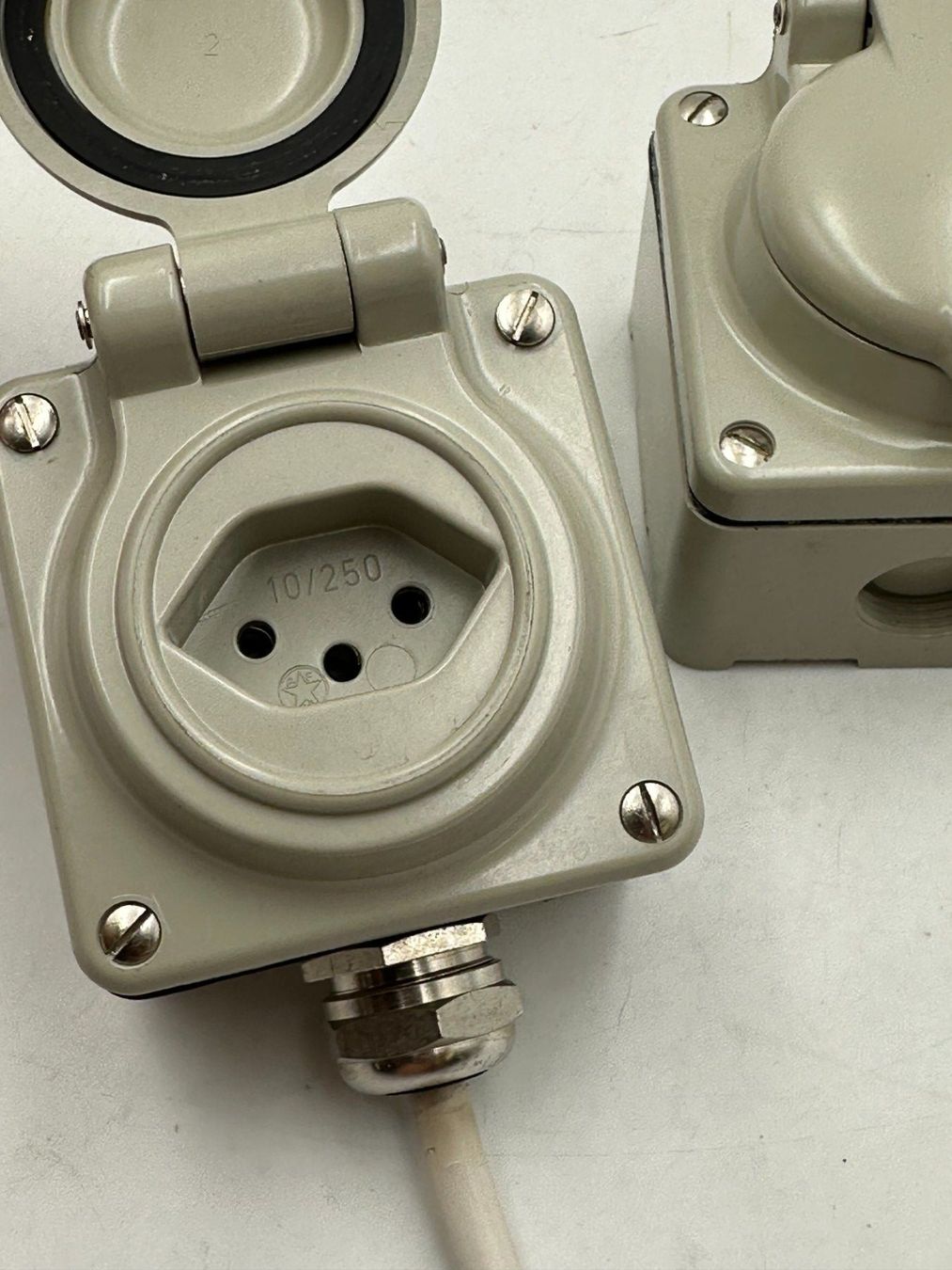 Stecker: 2x Feuchtraum Steckdose AP mit Klappdeckel Aussensteckdose – Gebraucht aus Luzern von Lager6640 1