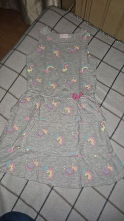 Sommerliches Mädchen Kleid mit Einhorn Print.