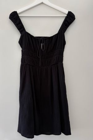 Schwarzes Sommerkleid mit Rückenausschnitt