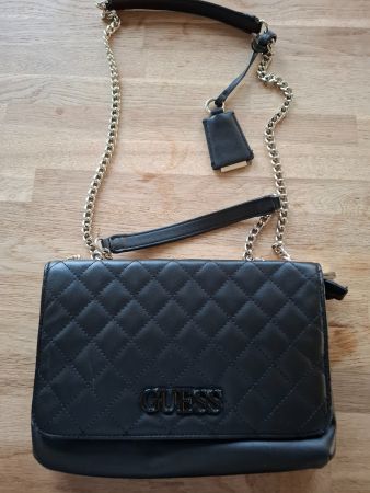 Guess Handtasche schwarz mit Kette gebraucht guter Zustand