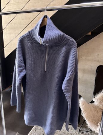 H&M Blue Knit with Zipper. Size M. Great Condition!