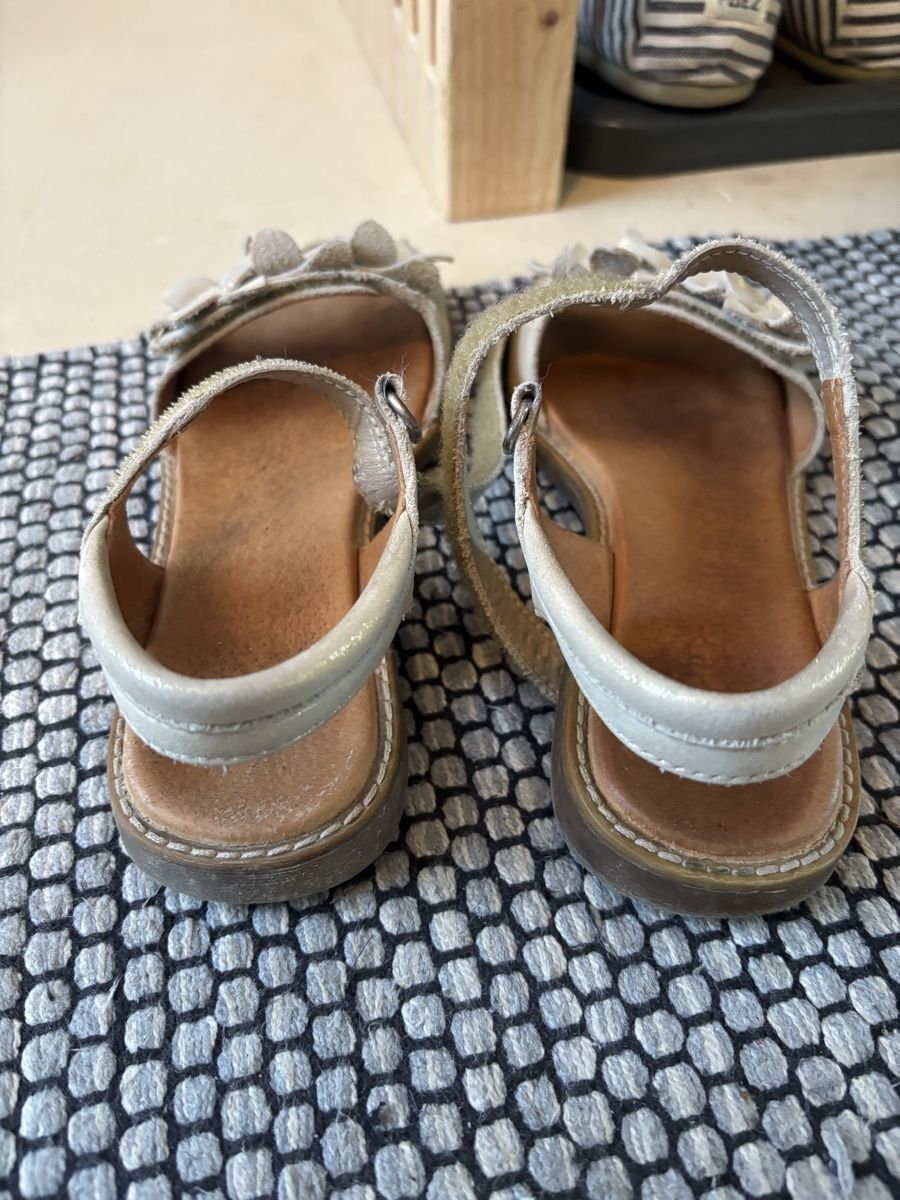 Scarpe per ragazze: Herzige Mädchen Sandalen Grösse 35 – Usato da Jona venduto da Passionfruita 1