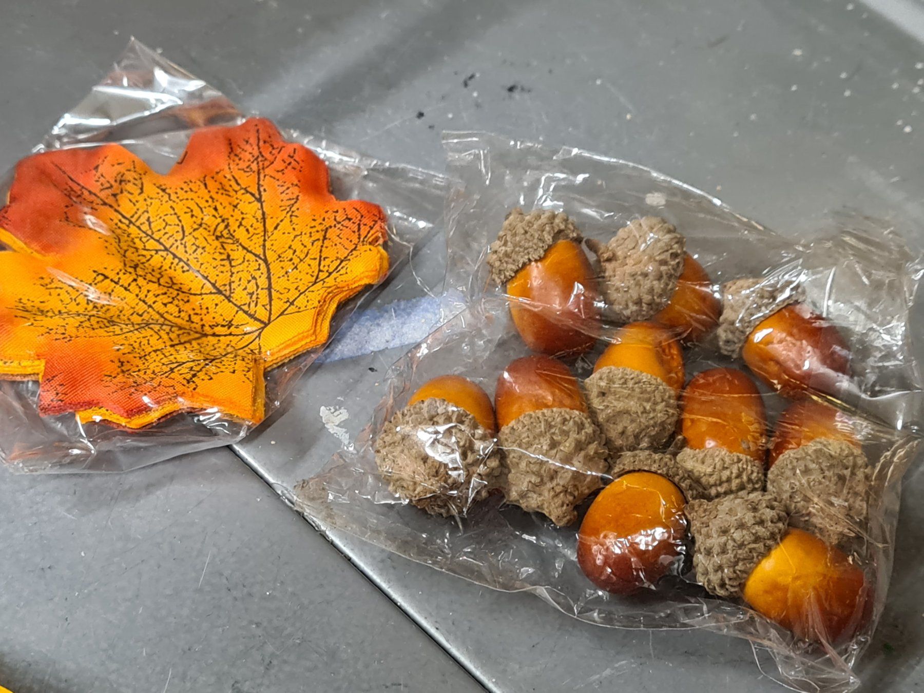 Tutte le decorazioni: Herbst Deko Streublätter&Eicheln originalverpackt – Nuovo e nell'imballaggio originale da Amriswil venduto da kleindeko
