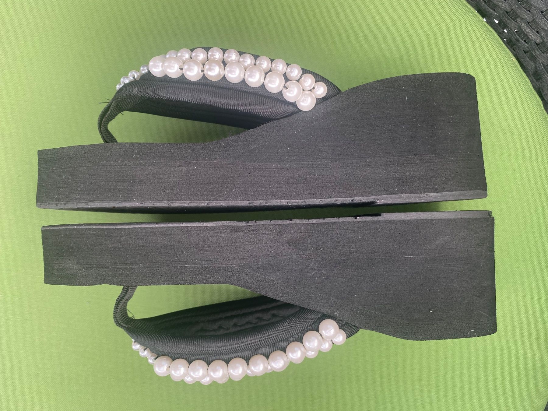 Scarpe da donna: SUMMERTIME - stylische Flip-Flops mit Perlen, nero, 39 – Usato da Winkel venduto da ferrari2022 4