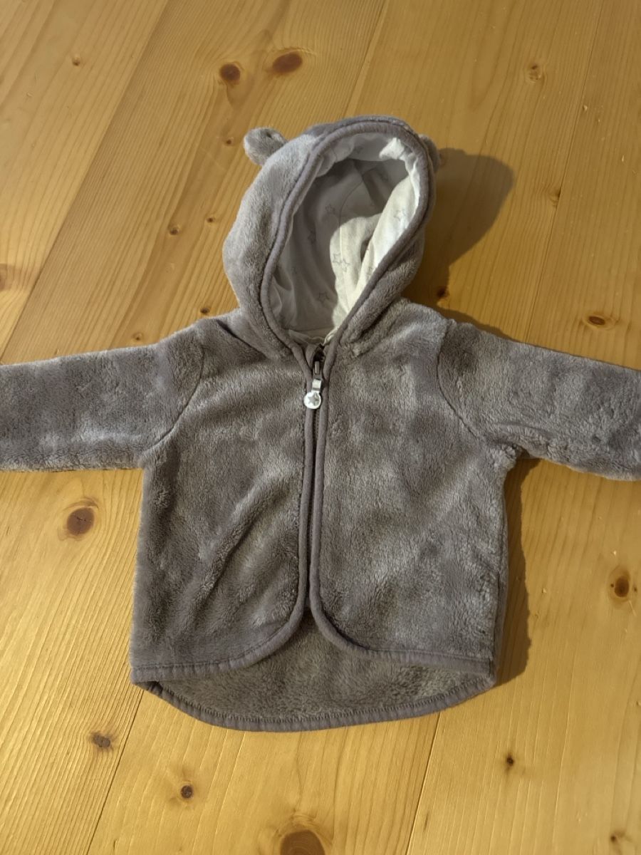 H&M Vestes & Manteaux: Flauschiges Jäggli Gr 62 – D'occasion à Baar par saelisilbaer