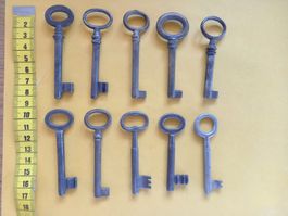 Lot de 10 diverses anciennes clefs