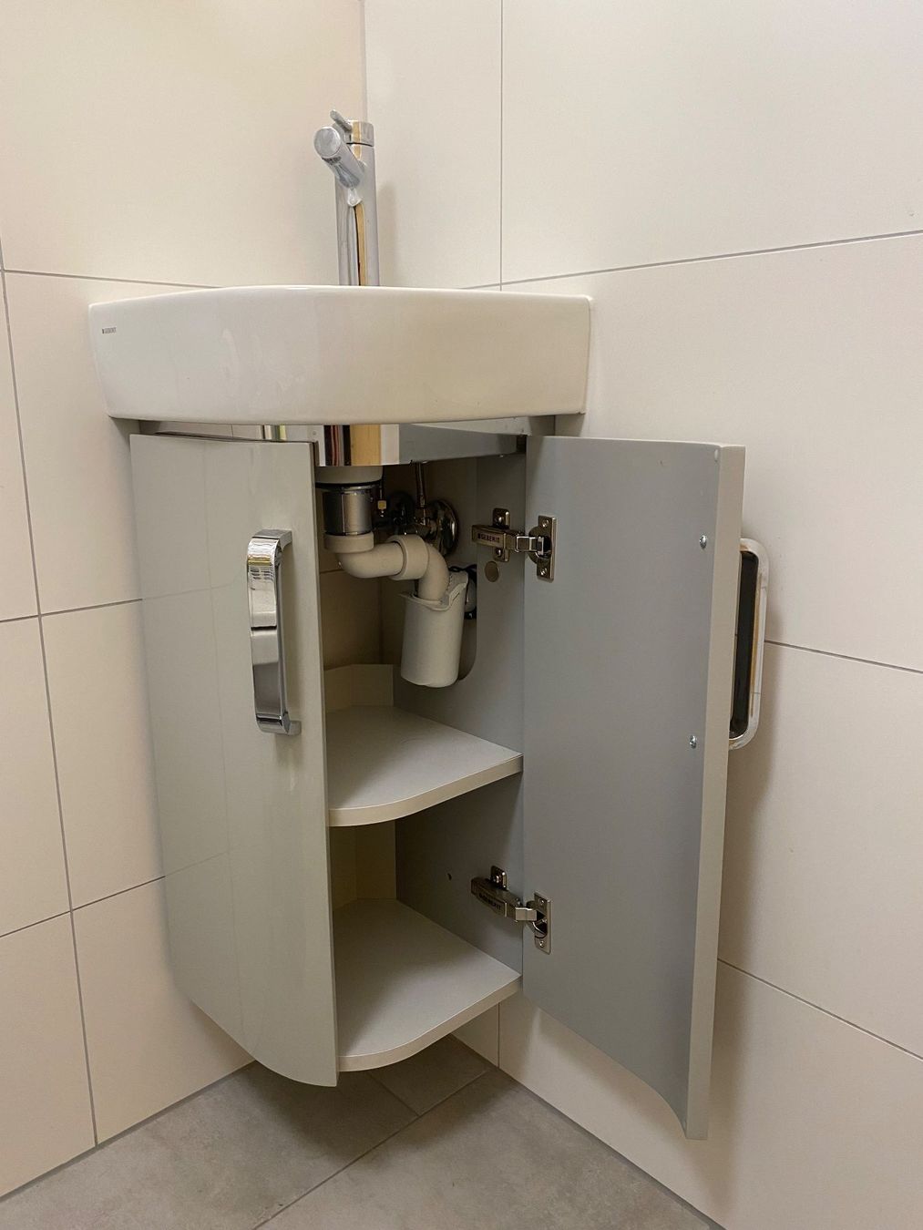 Geberit Spülbecken & Waschbecken: Eckwandbecken Geberit Renova mit  Eck-Waschtischmöbel – Gebraucht aus Hundwil von Miflo01 1
