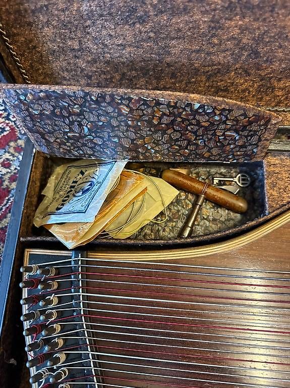 Instruments de musique: Alte Konzertzither mit Originalkoffer – D'occasion à Embrach par CarlosTF 3