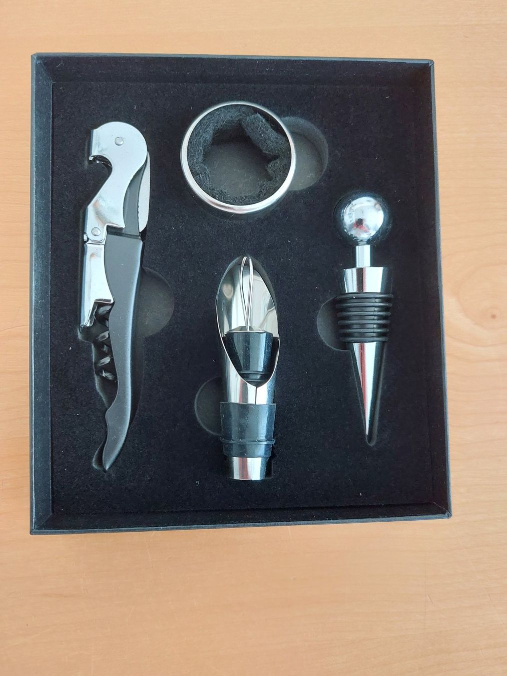 Set di piatti: Wein Utensilien Set 4 Teilig – Nuovo e nell'imballaggio originale da Pfaffnau venduto da hei_9l9h