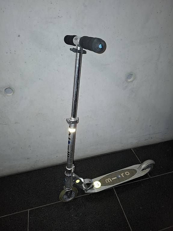 Kickboard: Micro Scooter Silber – Usato da Zug venduto da A9A
