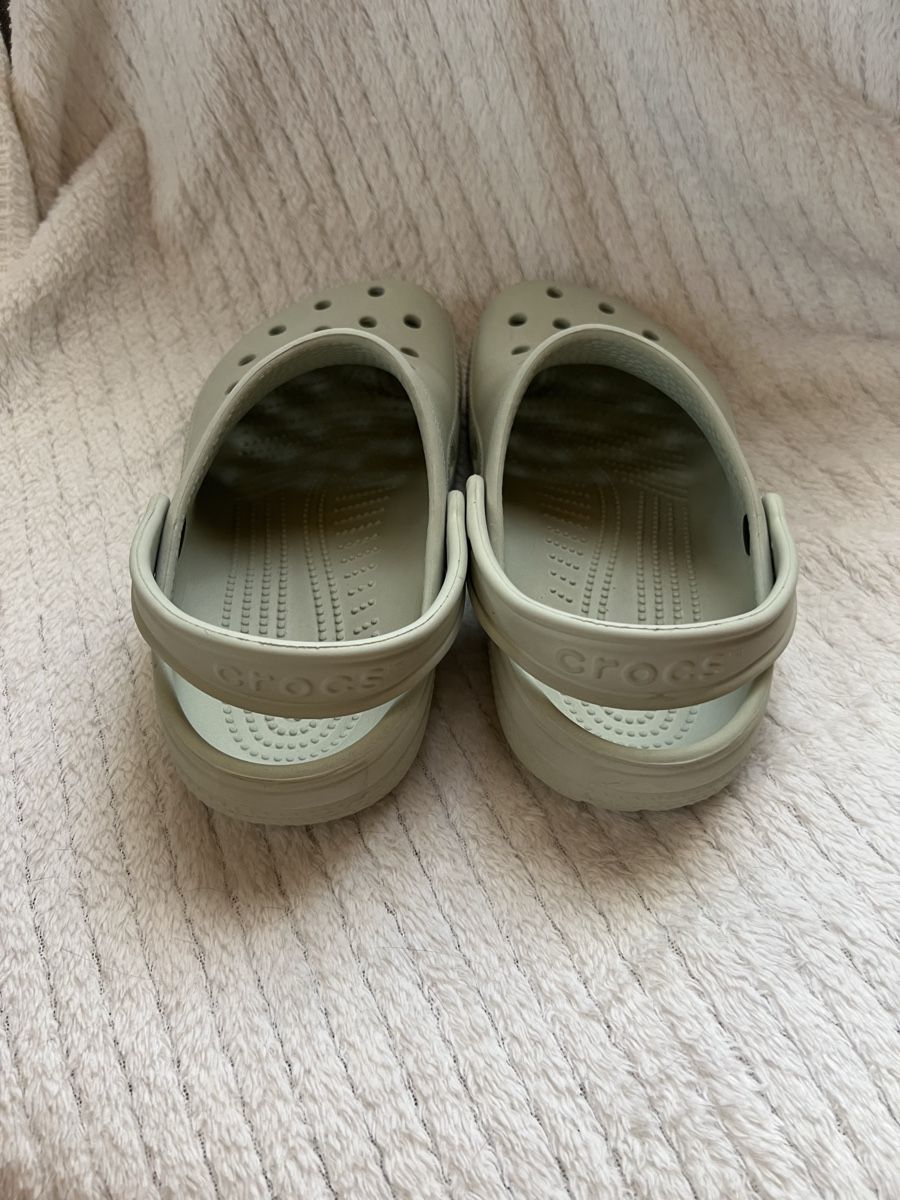 Crocs Chaussures filles: Crocs J3 34 35  – D'occasion à Grindelwald par shuanita 4