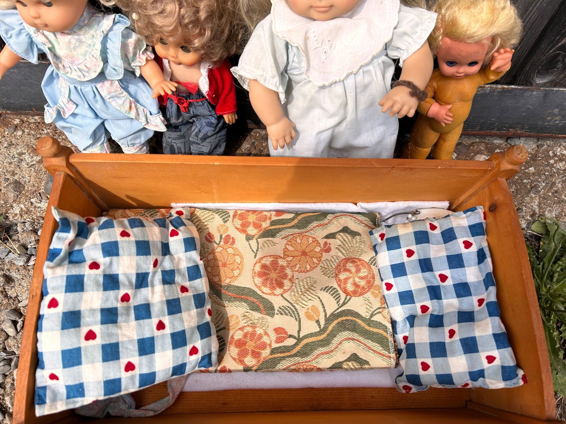 Giocattoli: Bunt Bemahlte Wiege mit 4 Puppen – Usato da Aristau venduto da WalterM06 6