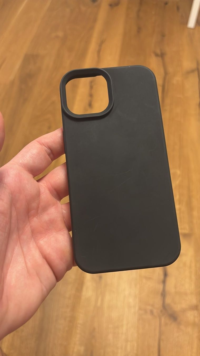 Coques & Protection écran: Schutzhülle Iphone 15 pro schwarz – Neuf (Voir description) à Holderbank AG par lar_v5pp