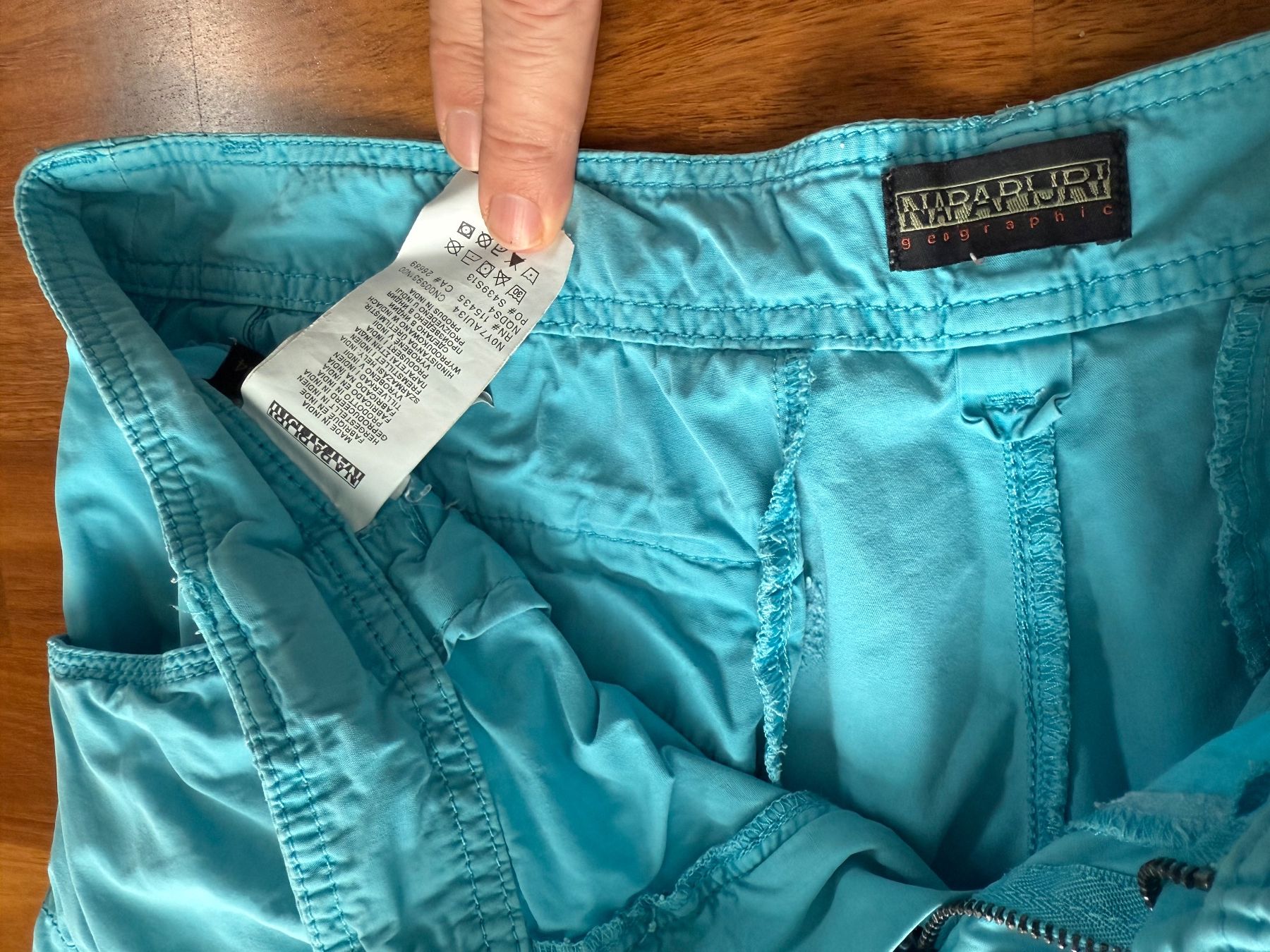 Napapijri Pantaloni: Originale hellblaue Napapijri Cargo Shorts, Grösse: 34 – Usato da Stetten SH venduto da Urlaub 1