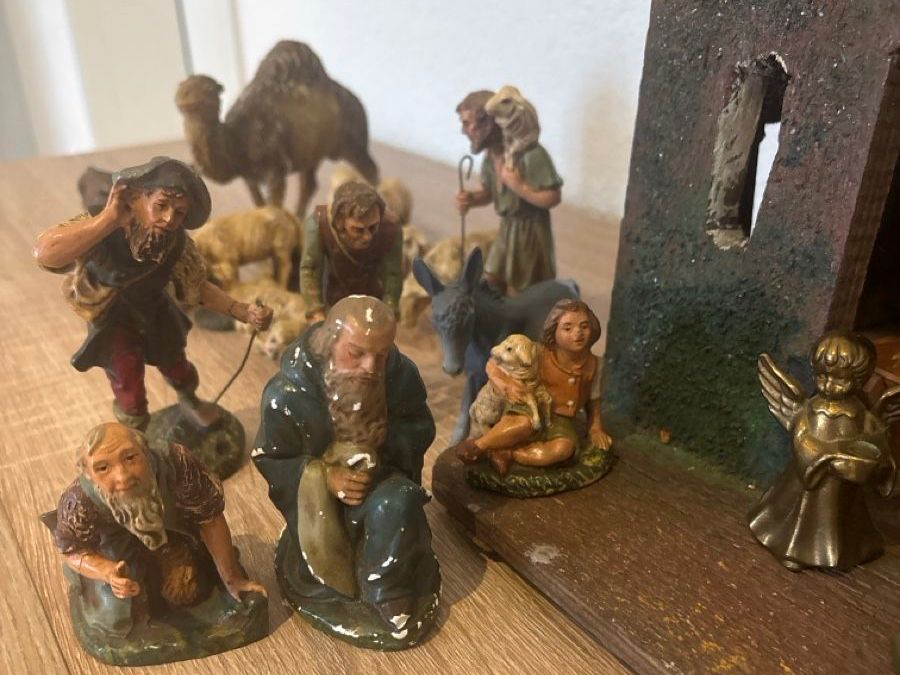 Statuette: Grosse, antike Krippe mit Figuren Komplett. – Usato da rheineck venduto da Neshi06