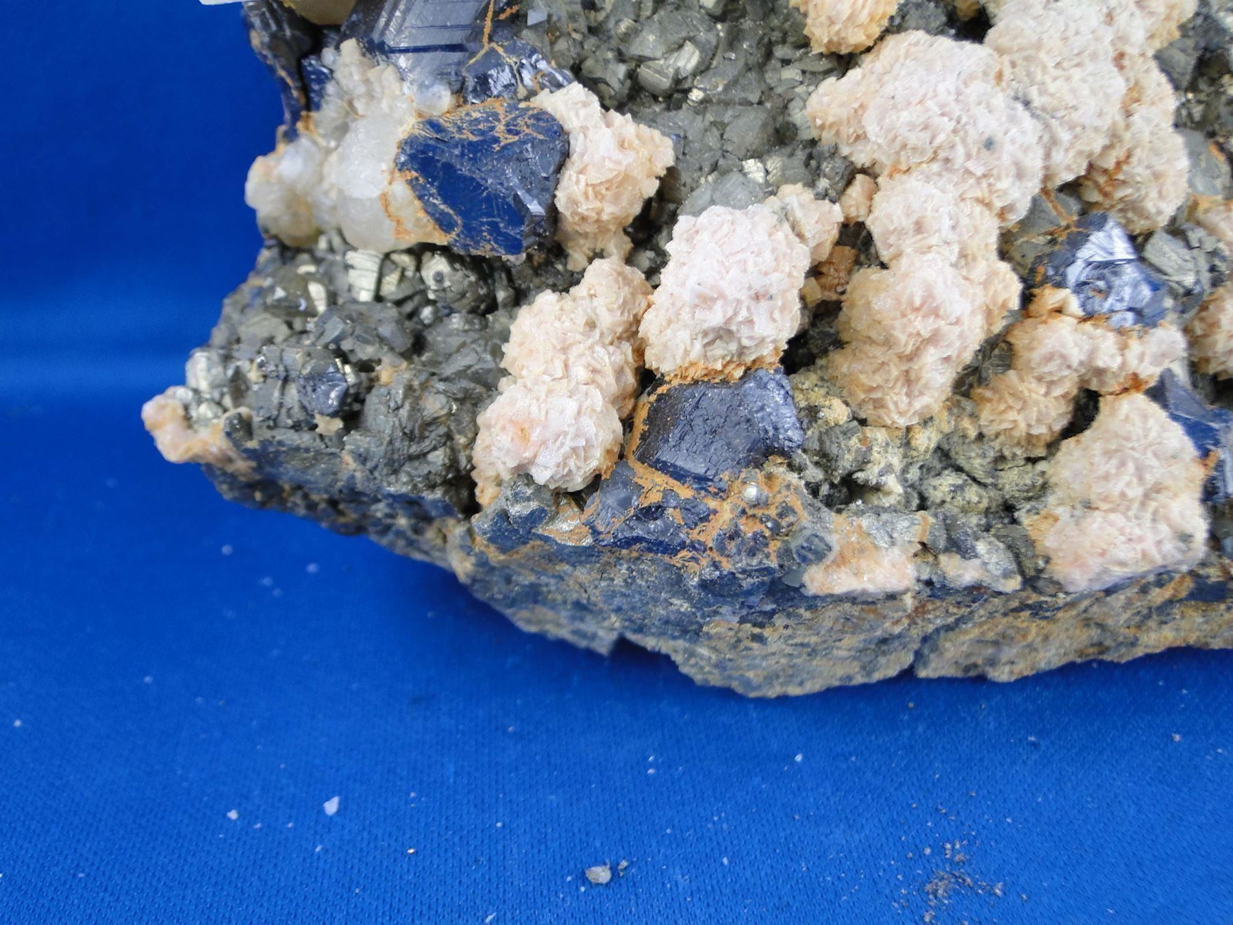 Minerali & Pietre curative: Rhodochrosit mit Sphalerit und Pyrit – Usato da Schinznach Bad venduto da Demerald 2