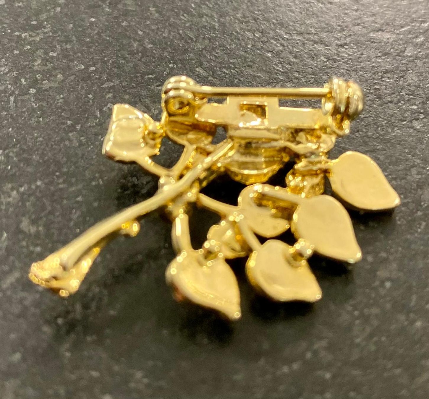 Spille & Fermagli: Vintage Brosche Goldfarben mit Perlen und rotem Stein. – Usato da Krauchthal venduto da SamsPuce 2