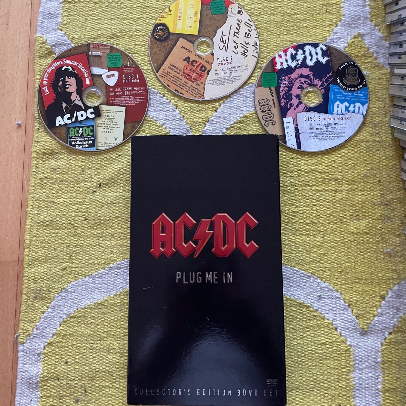 Tutti i DVDs: ACD DC-3DVD SET PLUG ME IN 1975-1979/1981-2003/BETWEEN THE . – Usato da Rorschacherberg venduto da CD-Roli