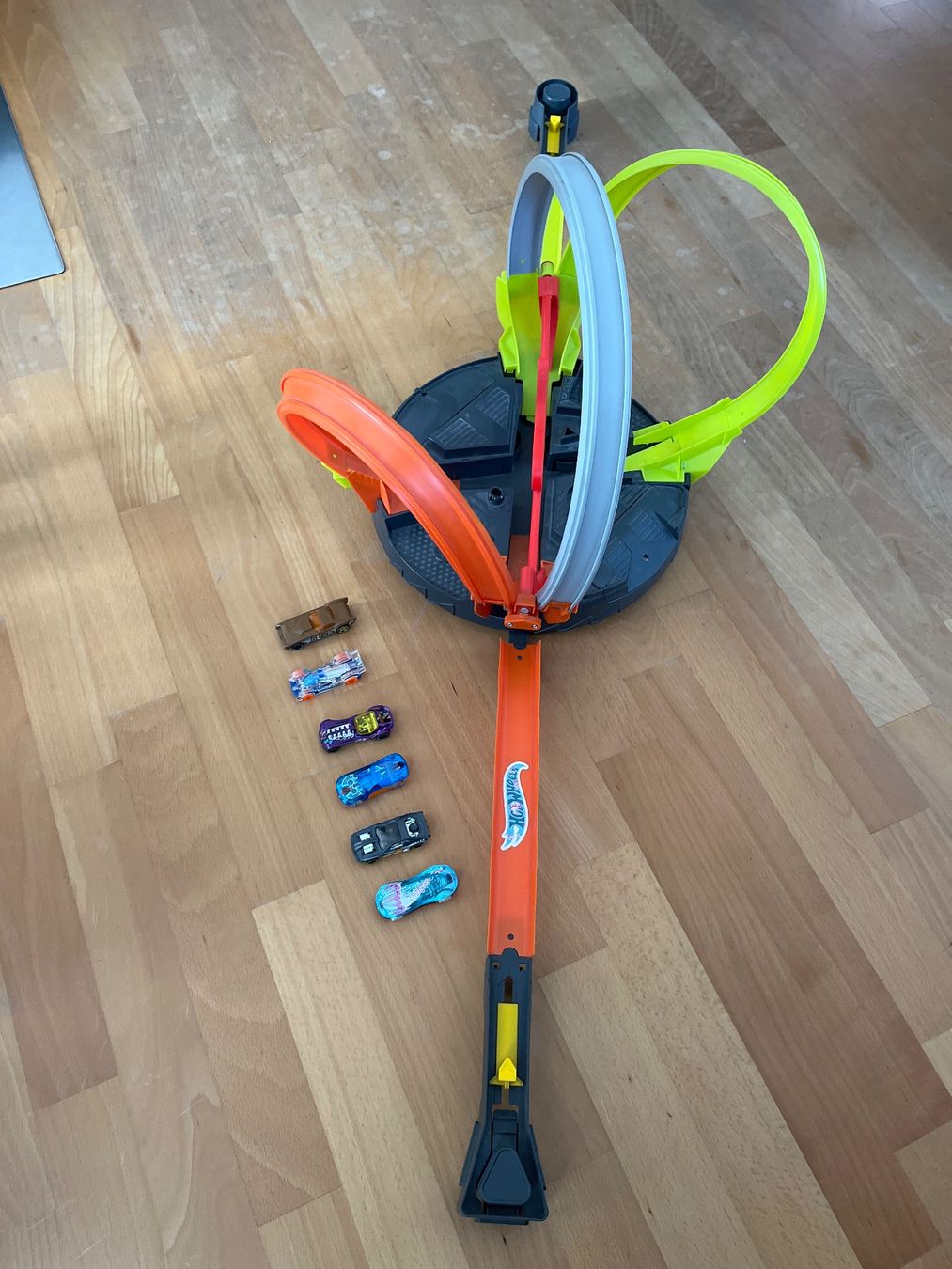 Hot Wheels Spielzeuge: Hot Wheels Bahn mit 6 Autos – Gebraucht aus Goldach von SSRConzept 3