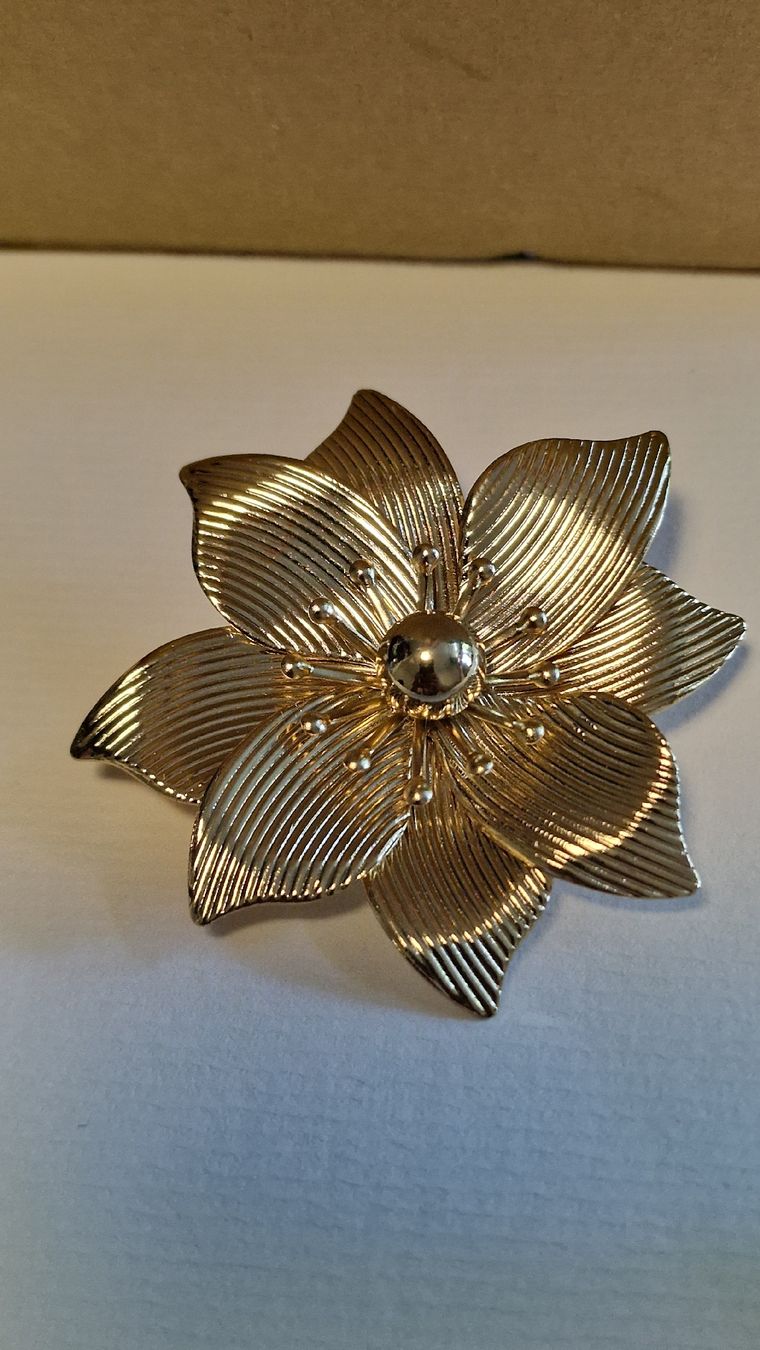 Spille & Fermagli: Elegante goldene Vintage Brosche - Blumendesign, – Nuovo (secondo la descrizione) da Herisau venduto da MoneyisPower.AR
