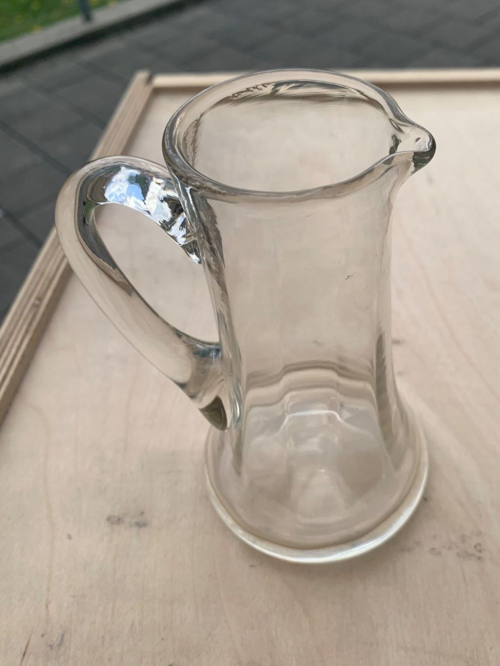 Caraffe: Kleine Vintage Glaskaraffe / Krug für Wasser oder Saft. – Usato da Utzenstorf venduto da MIDY01