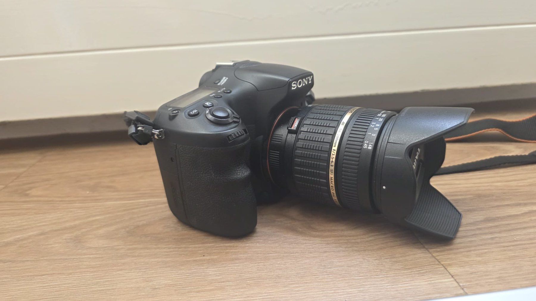 Sony Fotocamera: Sony a68 mit Tamron 18 - 200mm, sehr wenig Auslösungen – Usato da Muri b. Bern venduto da mhd_dlg6 1