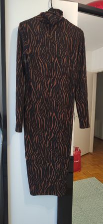 Robe mi-longue imprimé animalier Zara taille S 