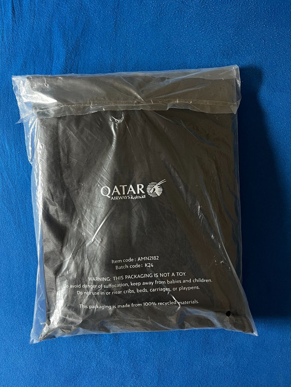 Pyjamas: Luxus: Pyjama Qatar Airways Typ Formula 1 "F1" - Grösse L – Neu und originalverpackt aus Zürich von sky-blue 4