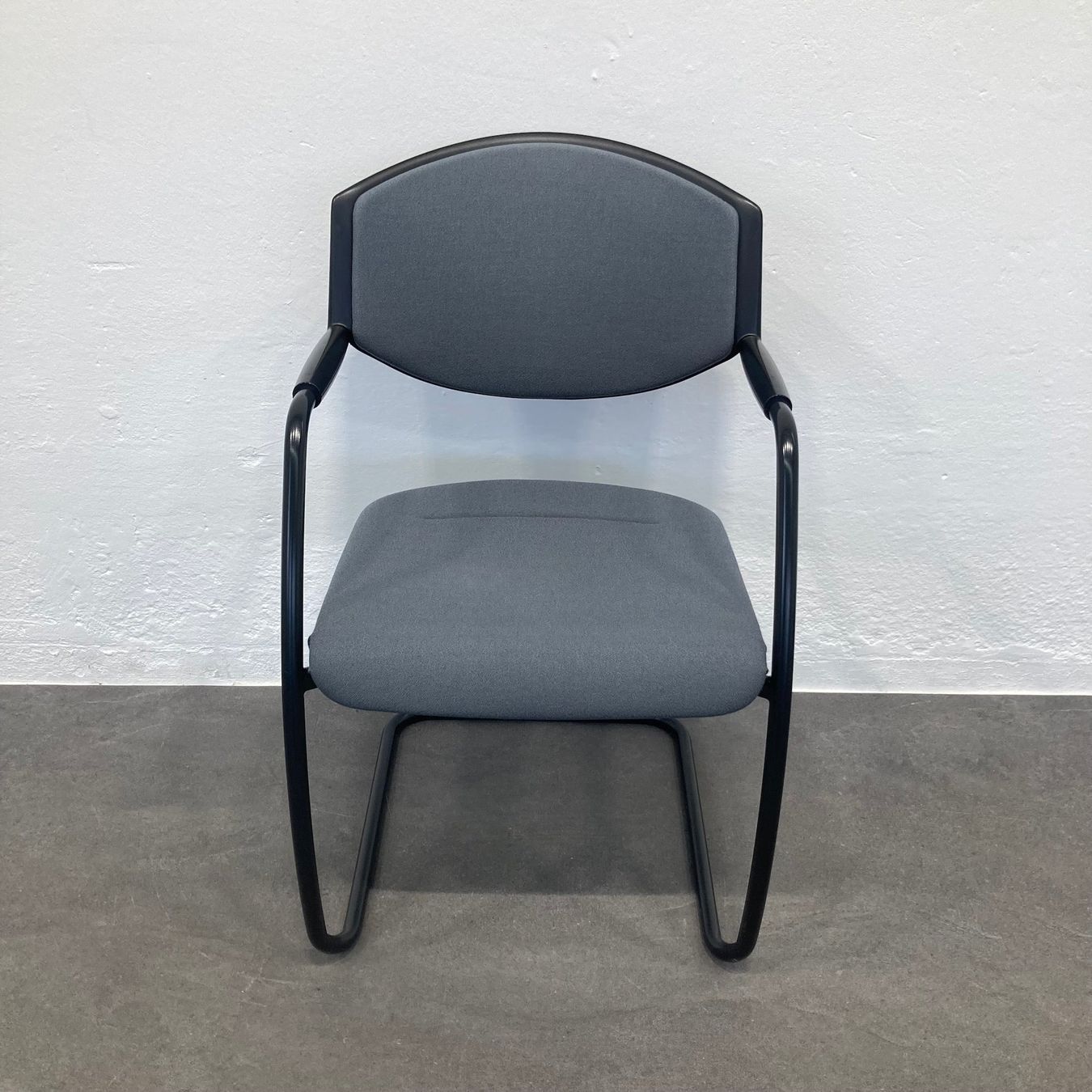 Giroflex Sedie: Giroflex G16 Freischwinger Bezug Stoff Anthrazit - stapelbar – Usato da Schönenwerd venduto da mcofficeshop