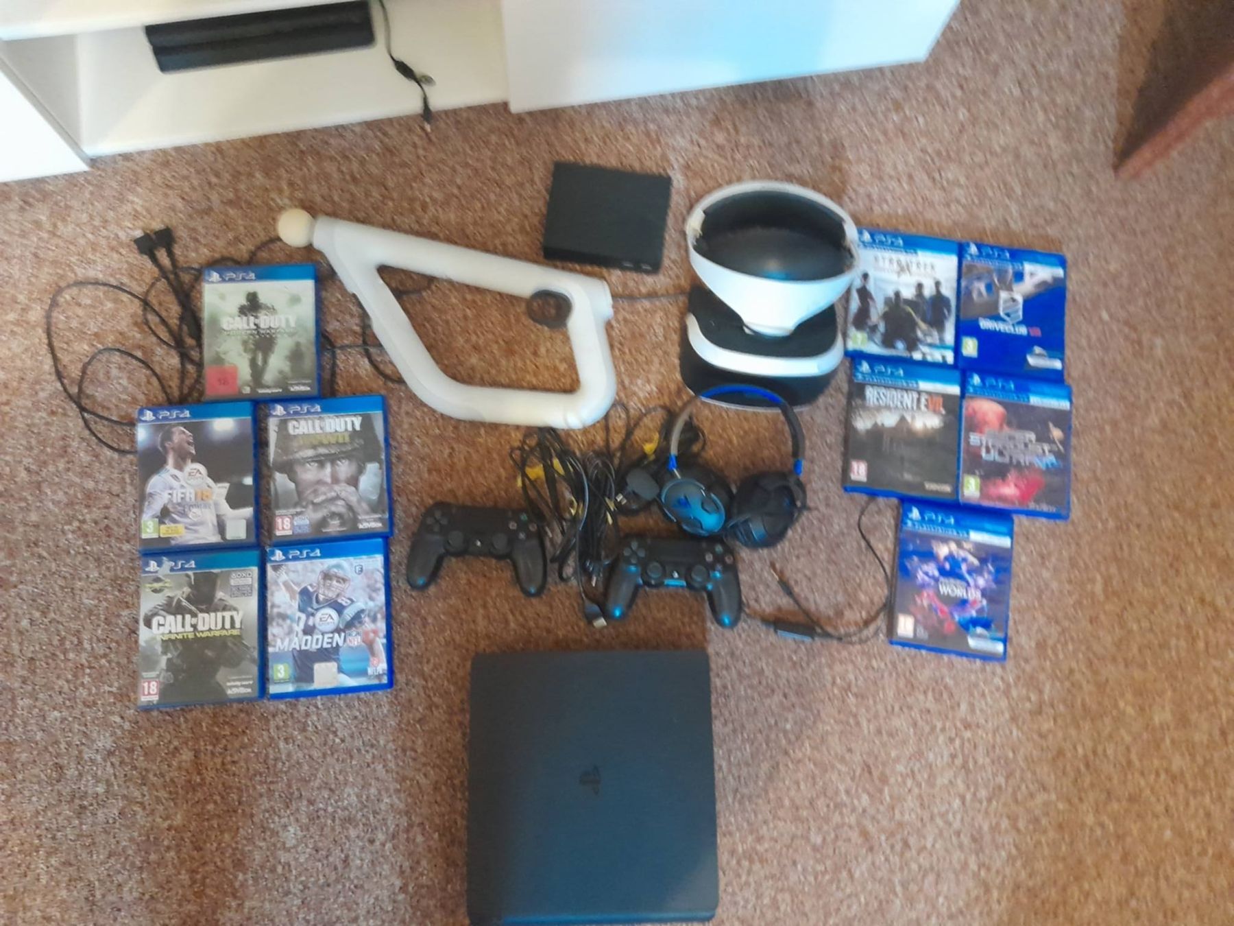 Sony Console: Ps4 komplett-set+VR-Brille+Aim Contrller+2Controller+10Sp+ko – Usato da Tann venduto da Raqueldoo