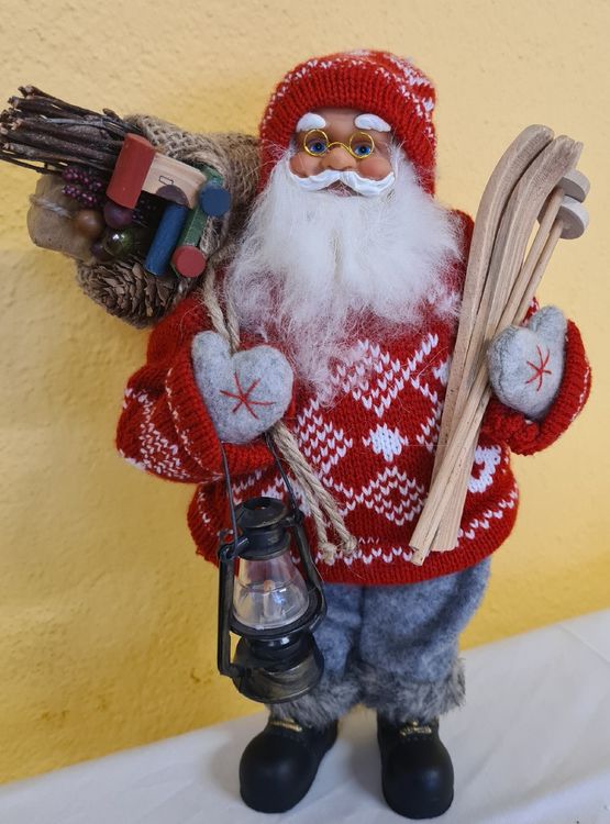 Dekoleidenschaft Weihnachtsmann "Santa" 60 Cm Hoch, Dekofigur Mit Schneeschuhen & Geschenke-Sack, Weihnachtsfigur, Nikolaus, Santa Claus Figur, Weihnachtsmannfigur