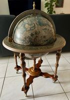 Globusbar antiker Stil mit Sternzeichen und Astrologie 