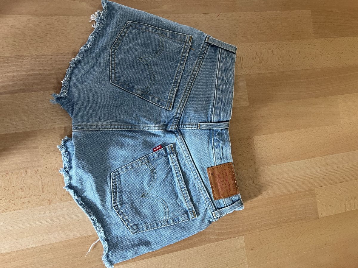 Levi's Jeans: Levi's Jeansshorts Grösse W26 – Usato da Richterswil venduto da and_l726