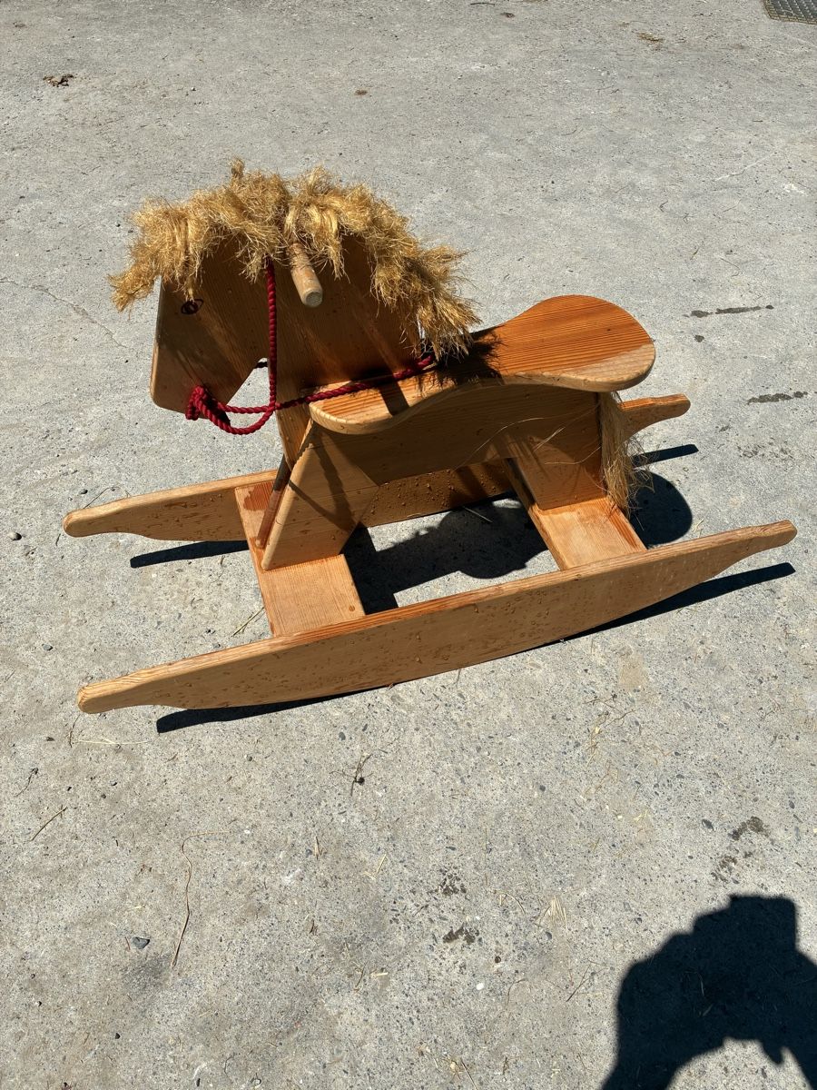 Giocattoli: Schaukelpferd aus Holz – Usato da Allmendingen b.Bern venduto da Wuethrichfamily