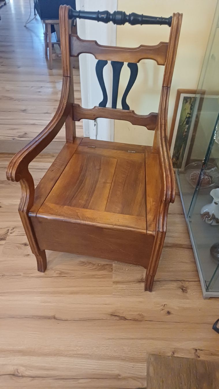 Sedie: Svhöner Bidermeier Stuhl  Nussbaum  – Usato da Flawil venduto da Naphtali 2