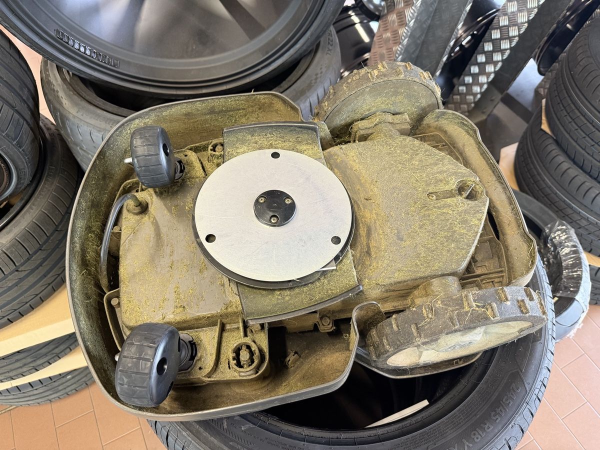Husqvarna Tagliaerba: Automower Husqvarna 305  – Usato da Courrendlin venduto da shopwheels 7