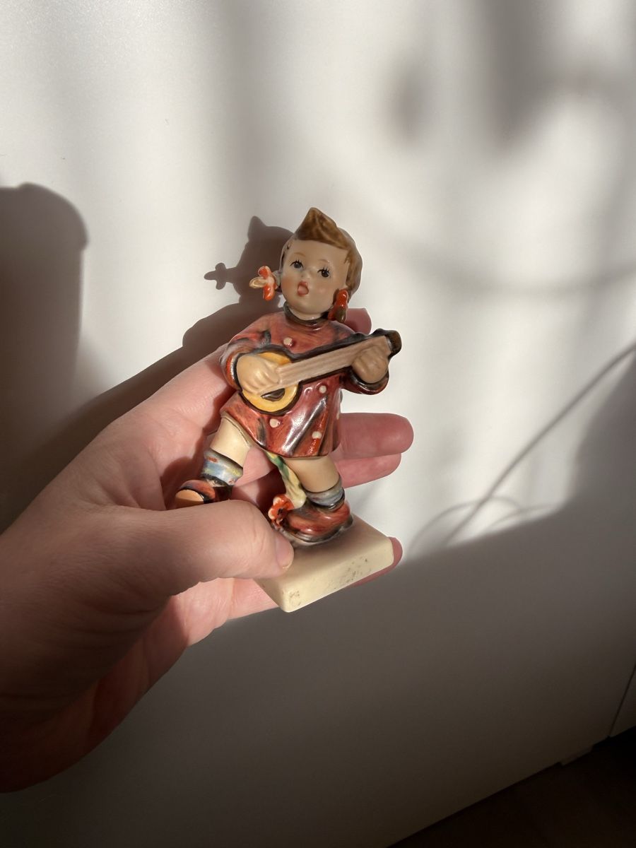 Hummel Statuette: Goebel Hummel Figur Mädchen mit Gitarre – Difettoso da Steffisburg venduto da Artschipa 7