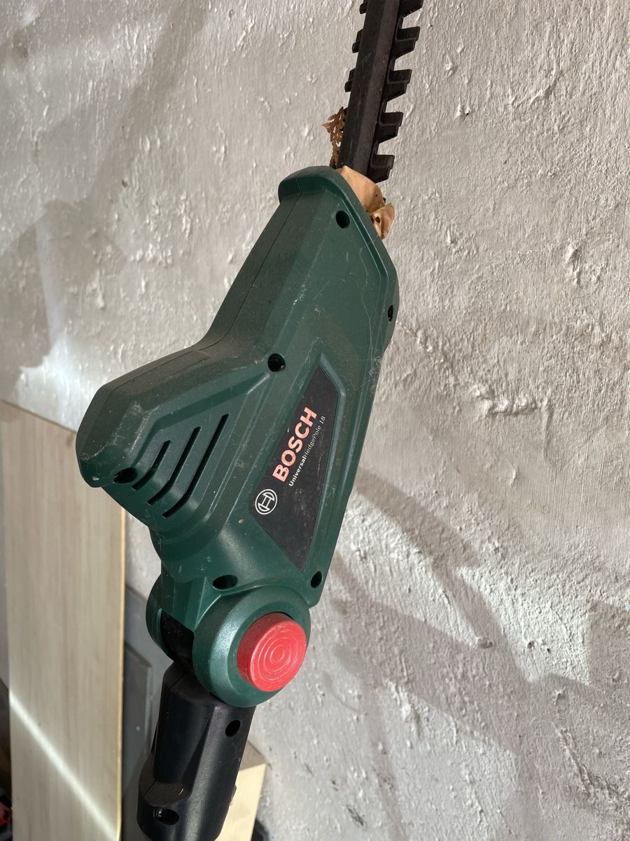 Bosch Tous les outils: BOSCH Heckenschere UniversalHedgePole 18 – D'occasion à Port par Manuel22 2