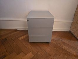 Metallkorpus Silber/Grau auf Rollen