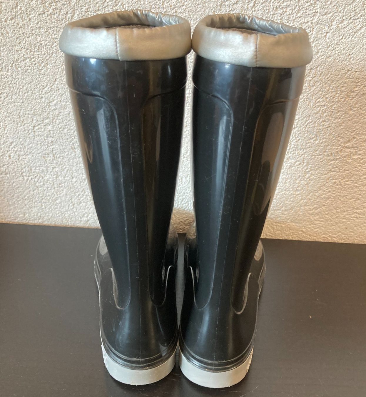 Scarpe da donna: Schwarze Gummistiefel mit silber Lackborte ROMIKA Gr.36 – Usato da Münchenbuchsee venduto da lu-99 2