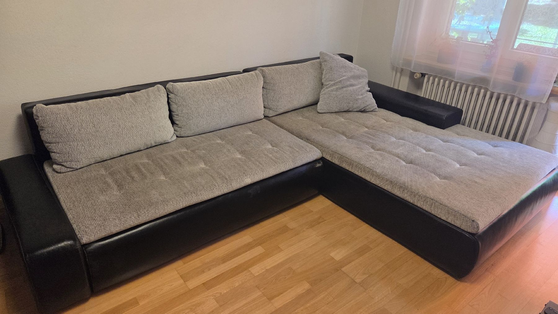 Sofas: Ecksofa schwarz/grau mit Gebrauchsspuren Grösse L – Gebraucht aus Adliswil von deb_9s5z