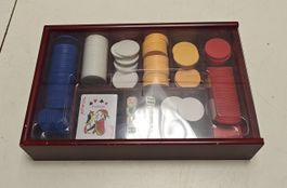 Pokerset mit Karten und Chips im Holzkasten. (nov806)