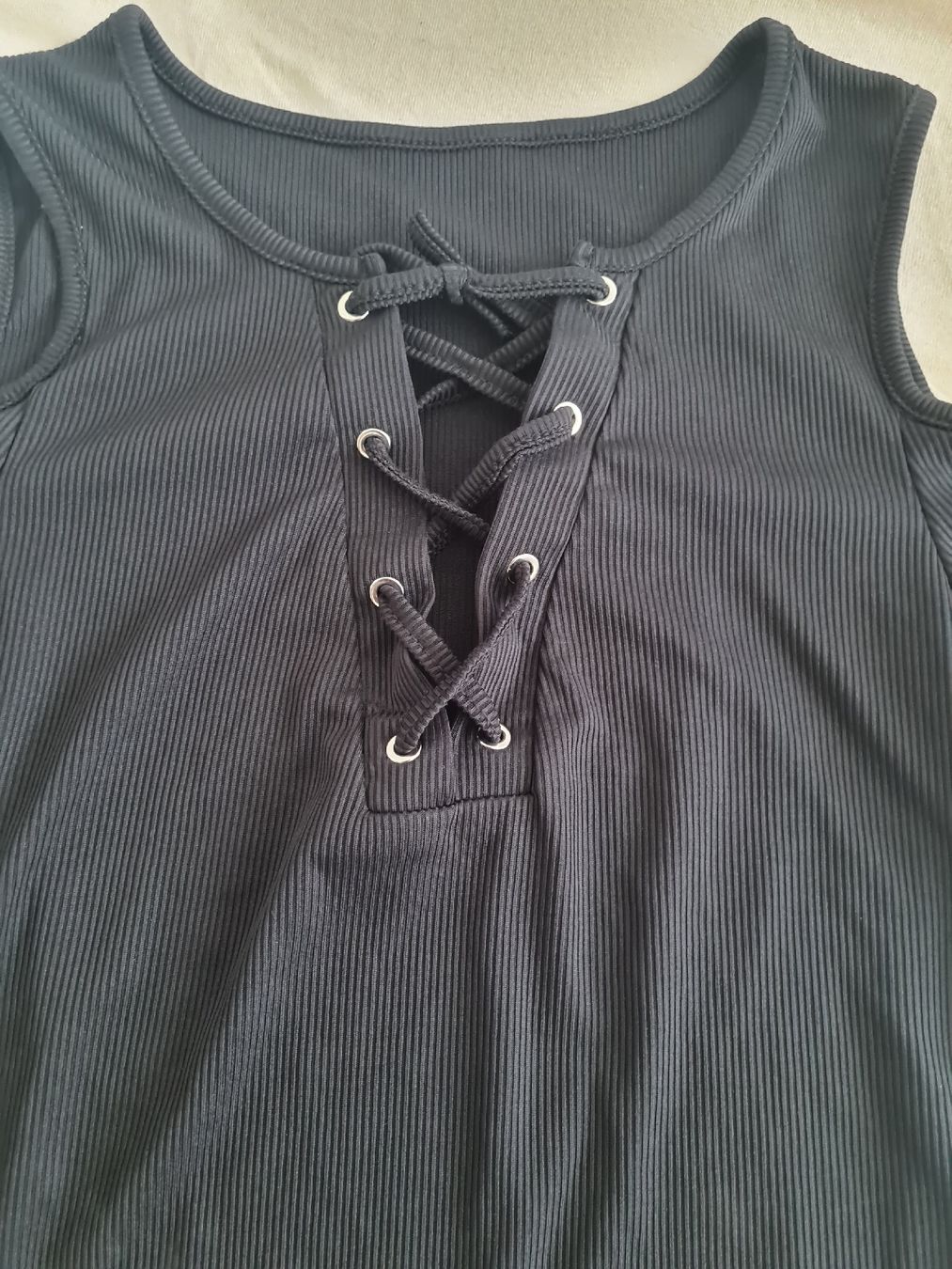 T-shirt: schwarzes Top mit Schnürung, Grösse M – Usato da Fällanden venduto da VelvetRaven94 1