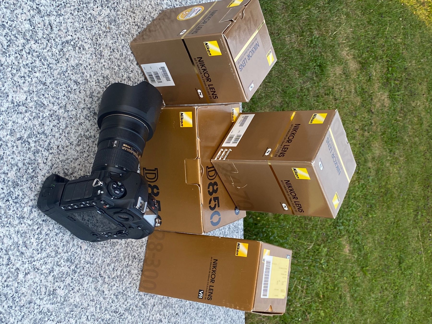 Nikon Fotocamera: Nikon D850, Grip  et Objectives – Usato da Gisikon venduto da sombenin 4