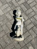 Gartenfigur Kind mit Fisch Steinfigur alt Patina 49cm