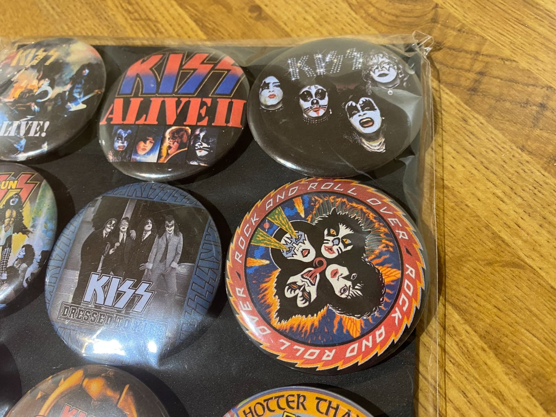 Calamite: Kiss Pin Badges, Neu! – Nuovo (secondo la descrizione) da Basel venduto da FatCatPacksTheRatt 3