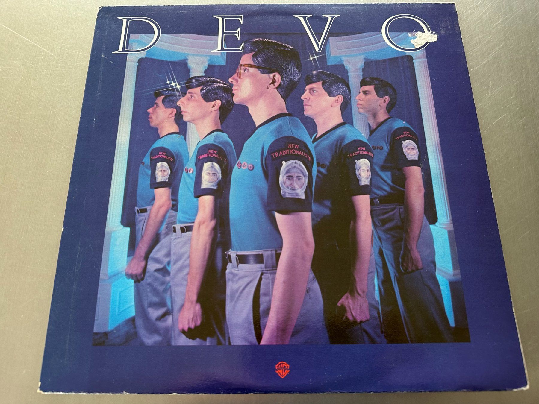 Dischi in vinile: DEVO LP NEW TRADITIONALISTS – Usato da Sion venduto da jaipur1401