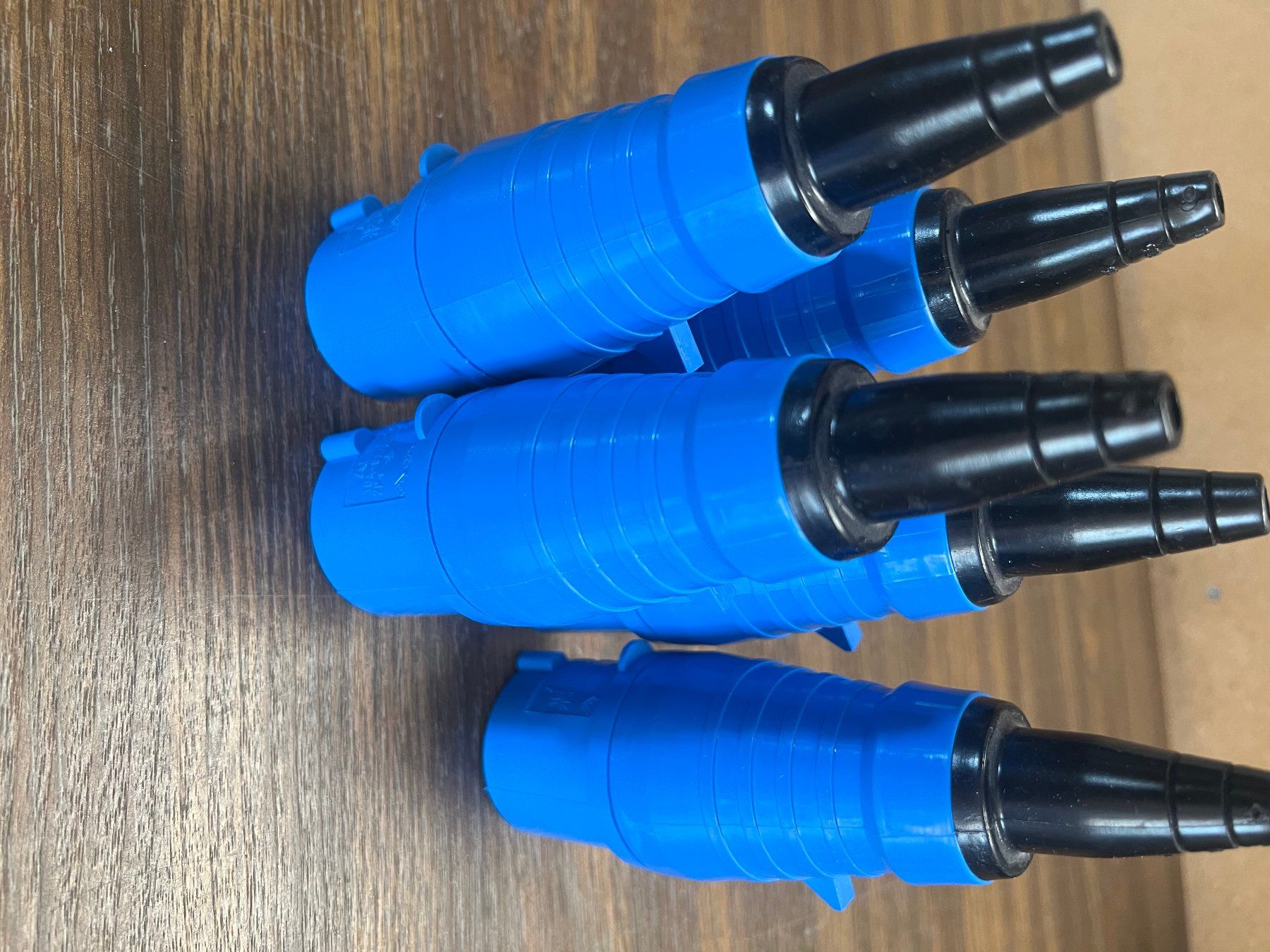 Fiches d'alim.: Stecker 240V 16A – Neuf (Voir description) à Inkwil par Edylive