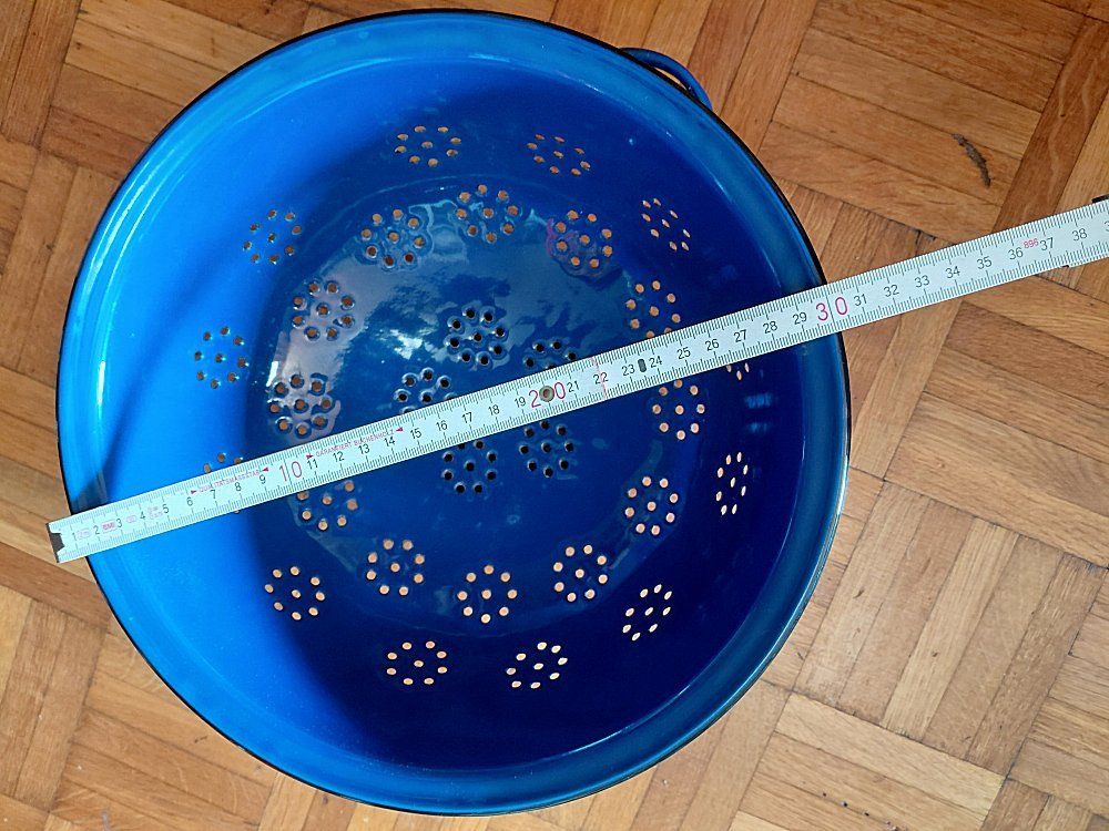 Elettrodomestici da cucina: Altes blaues emailliertes Blechsieb -C53 – Usato da Morges venduto da vimajes12 4