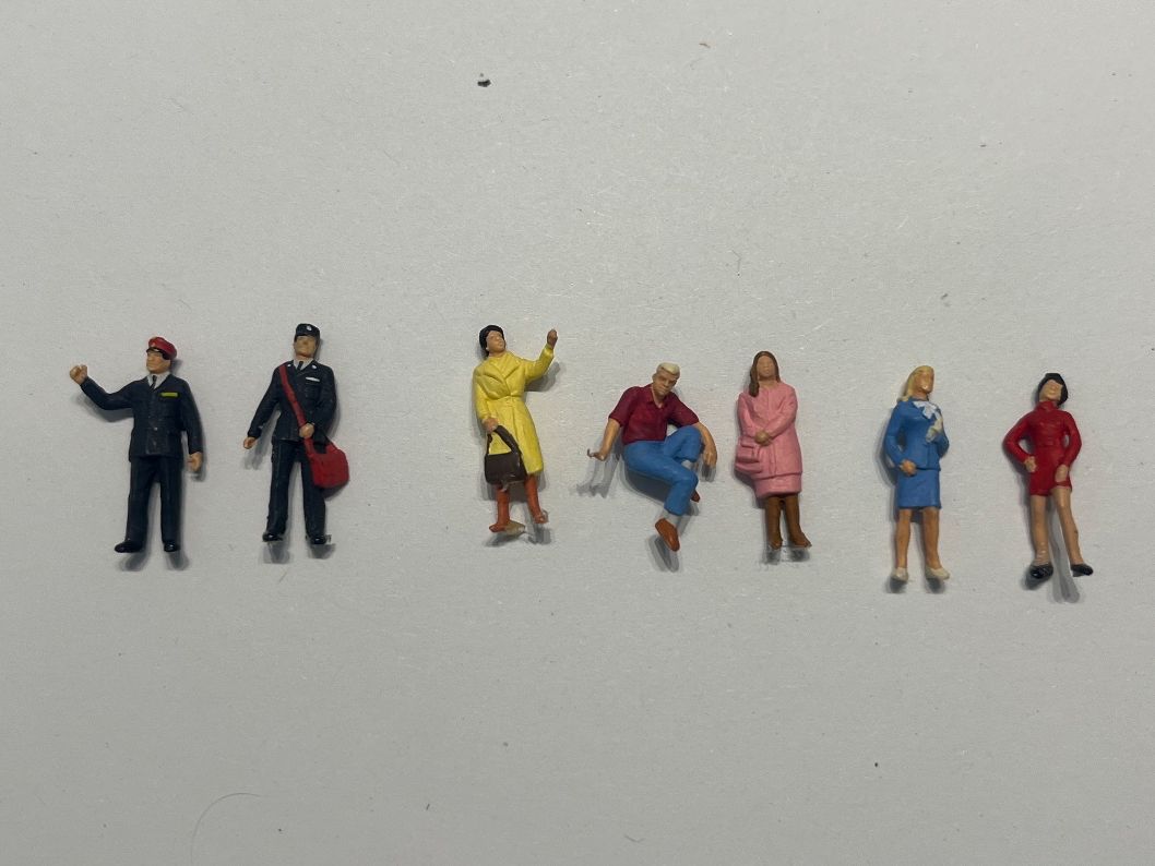Noch Modellini di ferrovie: Figurines passagers et chefs de gare 7 pièces H0 – Usato da Gampelen venduto da yoa_7t58